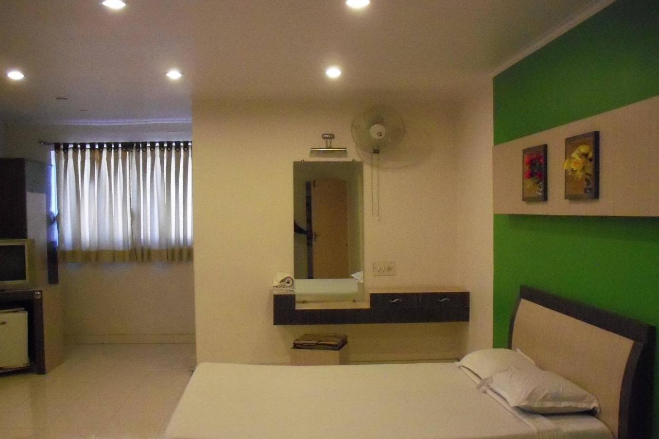 Embassy Hotel Surat Exterior foto