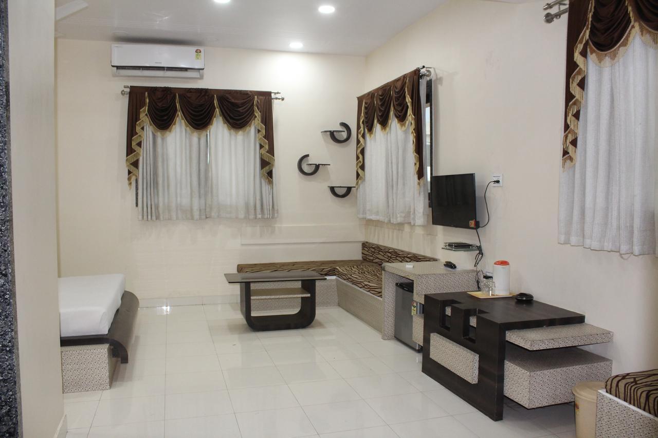 Embassy Hotel Surat Exterior foto