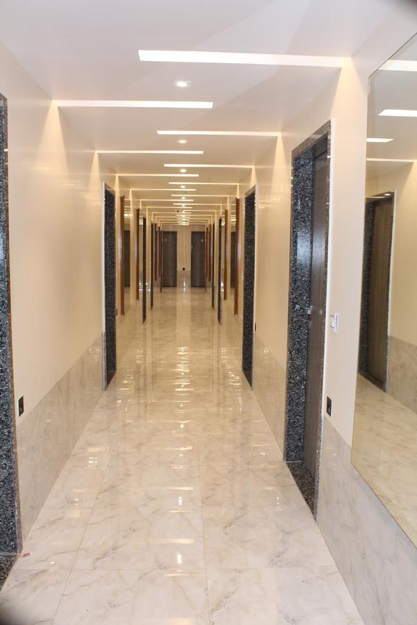 Embassy Hotel Surat Exterior foto