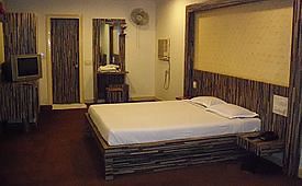 Embassy Hotel Surat Exterior foto